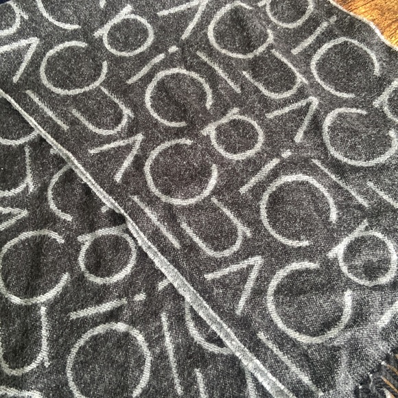 DARK/LIGHT GRAY ‘CALVIN KLEIN’ SCARF!! - Picture 4 of 5